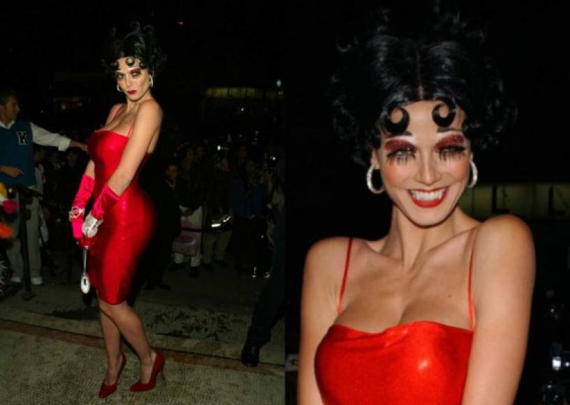 2002<br/><br/>La estrella hizo su versión de Betty Boop con un giro convirtiéndola en una lolita vampiro.<br/><br/><br/>