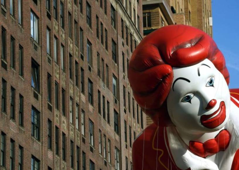 En Nueva York, cientos de miles de personas asistieron al tradicional desfile de la cadena de tiendas Macy's, que se realizó bajo severas medidas de seguridad, luego de los atentados en París.