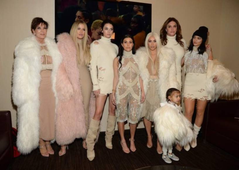 Pero la madre de 35 años no fue la única que lució impactante con parte de la nueva colección de Yeezy 3 en colaboración con Balmain, el resto de la familia, incluyendo a la pequeña North West y a Caitlyn Jenner, lucieron estos particulares atuendos.