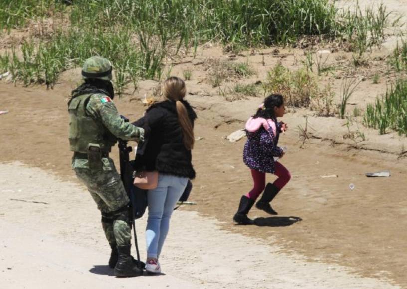 La hija de una de las detenidas, de aproximadamente 10 años, logró escapar y cruzó corriendo a EEUU, pero al ver que los militares tenían a su mamá decidió regresar.