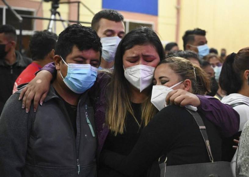 Familiares y amigos de la enfermera Keyla Martínez, lloran durante su funeral en La Esperanza. AFP