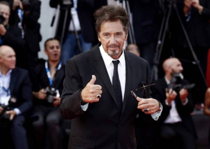 AL Pacino<br/><br/>Habitual en las películas de gánsteres, compartió en una entrevista que el único lugar donde se le permitía comportarse como un niño era en 'la iglesia, la escuela y el cine'. <br/><br/>A comienzos de la década de 1970, después de una ruptura repentina con la religión, Al Pacino comenzó a regresar a la iglesia, curiosamente mientras rodaba la película 'El Padrino'.