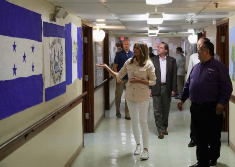 La primera dama de EEUU, Melania Trump, realizó una sorpresiva visita a un albergue de niños inmigrantes en Texas, para conocer de primera mano la situación de los menores que han sido separados de sus familias en la frontera, anunció hoy la Casa Blanca en un comunicado.