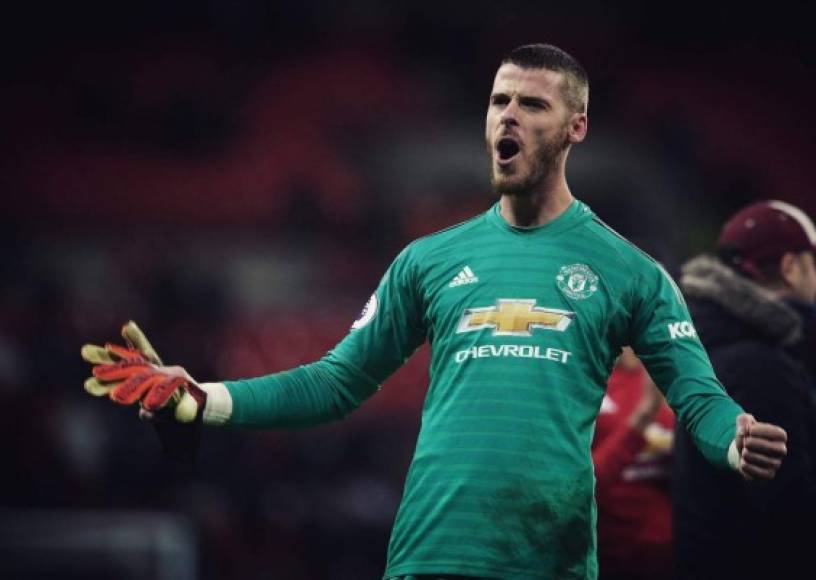 David De Gea no termina de oficializar su renovación con el Manchester United a pesar de llevar un mes con un acuerdo por 6 años más en el club inglés. Todavía ambas partes no se han sentado a estampar la firma en el papel. Esta misma semana el representante del portero, Jorge Mendes, estuvo en las oficinas de club para revisar las condiciones, 350.000 libras por semana. De esta manera el portero español comenzaría su novena temporada en Old Trafford.