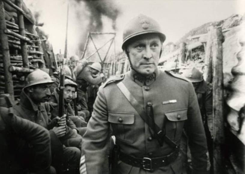 8. Senderos de gloria (Paths of Glory)<br/>'Vi una pequeña película que Stanley Kubrick había hecho [Atraco perfecto de 1956], y dije: 'Él es muy talentoso'. Lo llamé y le dije: '¿Tienes otros proyectos? Sí, tengo uno, pero nadie quiere hacerlo'. Y me envió Senderos de gloria. Le dije: 'Stanley, esta película no va a hacer un centavo, pero tenemos que hacerlo''.