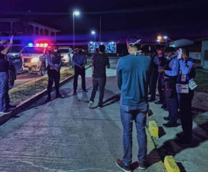 El pastor Derick Hulse dejó a un lado la comodidad de su hogar y salió a las calles para orar por miembros de la Policía Nacional, quienes velan para que se repete el toque de queda absoluto.