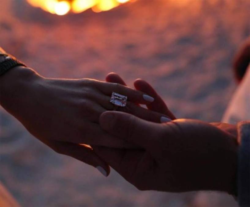 El empresario hispano le pidió matrimonio con un diamante con corte de esmeralda de cerca de 10 quilates valorado en más de un millón de dólares.