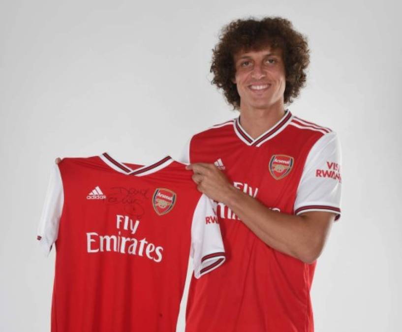 El Arsenal anunció este jueves el fichaje del defensa internacional brasileño David Luiz, de 32 años, procedente del Chelsea. Llevará el dorsal 23 en la camiseta, según informa el club londinense.