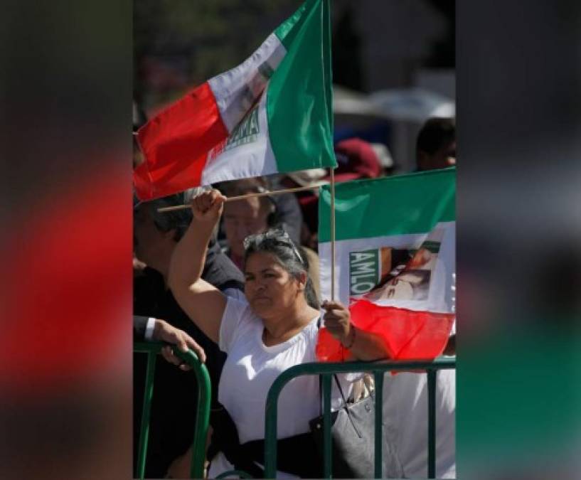 Un partidario del nuevo presidente de México, Andrés Manuel López Obrador, mira la ceremonia de inauguración en una pantalla gigante, en la plaza del Zócalo.