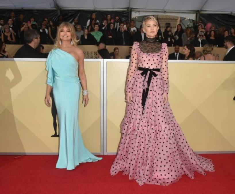 Madres e hijas, Goldie Hawn (i) y Kate Hudson usaron colores pasteles para esta alfombra roja.<br/><br/>Goldie optó por un vestido elegante con un hombro al descubierto, mientras Kate fue más osada con diseño de lunares en rosa y negro luciendo su nuevo corte de cabello que recuerda Katy Perry.<br/>