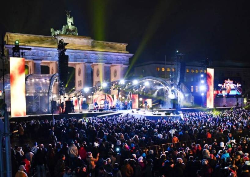 Berlineses se reunen ante la puerta de Brandemburgo para recibir el año nuevo.