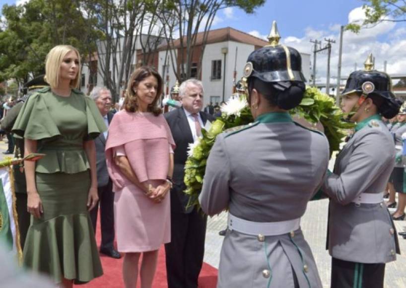 Ivanka también asistió a la entrega de una ofrenda floral en memoria de los 22 cadetes de policía que en enero pasado murieron en Bogotá en un atentado con coche-bomba reivindicado por la guerrilla del ELN (Ejército de Liberación Nacional, guevarista).