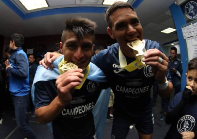 El argentino Matías Galvaliz y el paraguayo Roberto Moreira posando con las medallas de campeones.