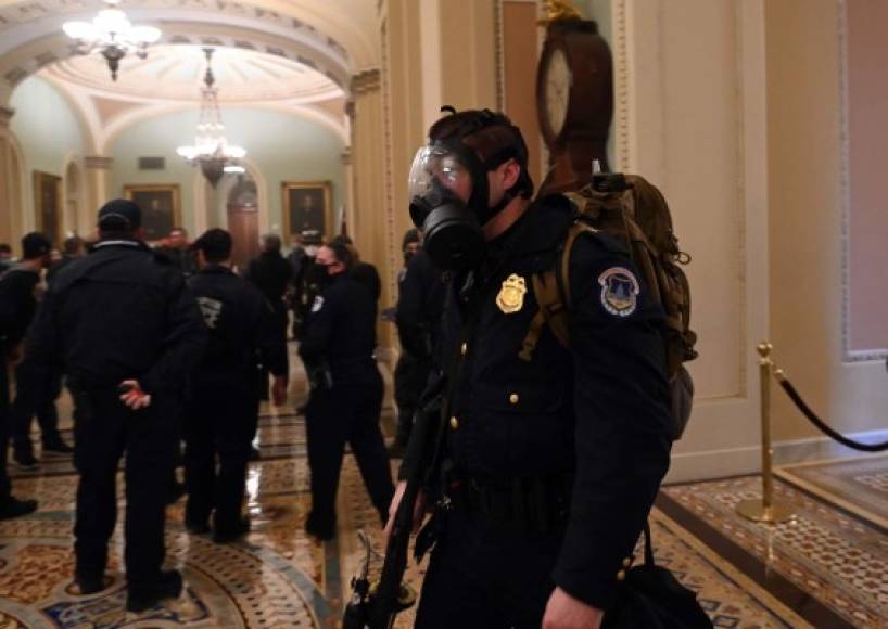 Los agentes del Capitolio arrestaron a varios de los manifestantes, sin embargo, los seguidores del magnate seguían ingresando al edificio sin control alguno.