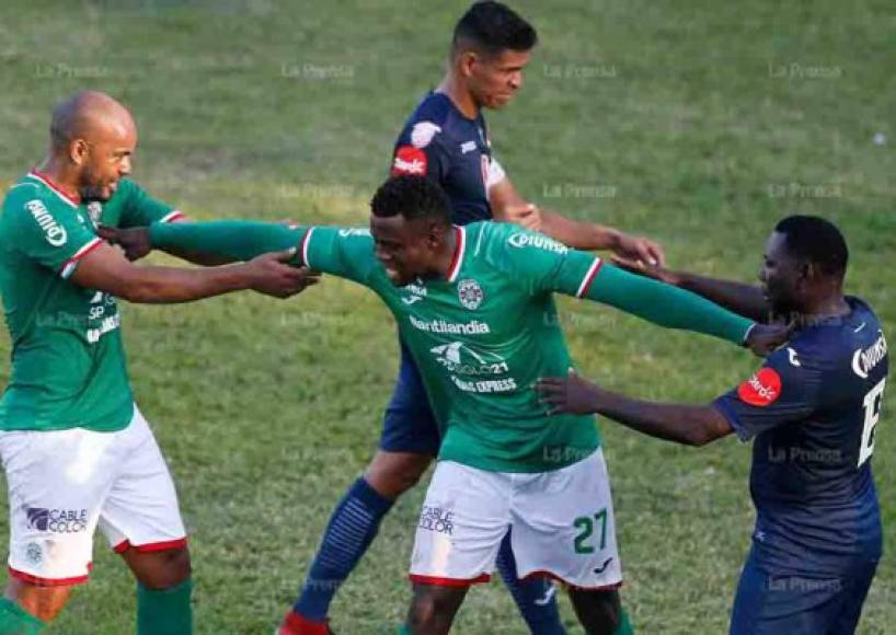 Marathón venció 1-0 al Motagua y se afianza en el primer lugar de la tabla de posiciones. Al partido llegaron lindas chicas, además hubo mucha polémica al extremo de emoujones. Mira las imágenes más curiosas del encuentro.