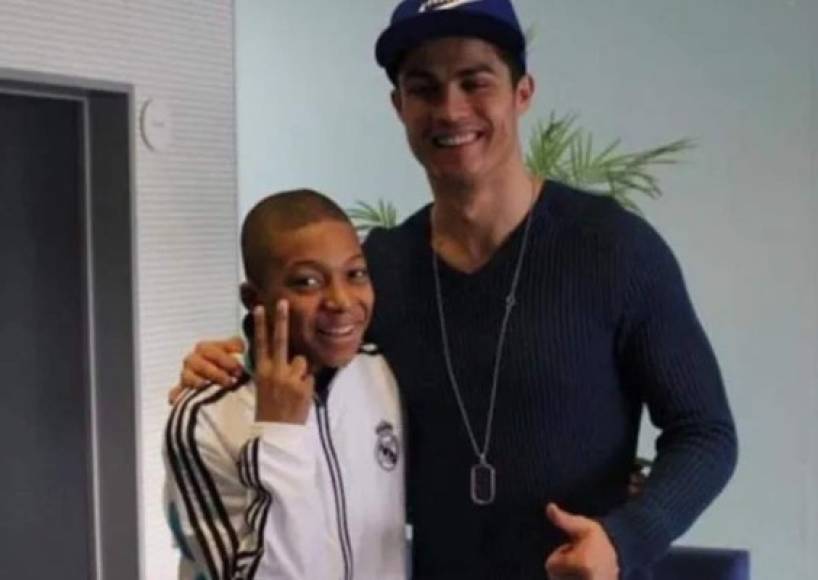 Desde que debutara con Francia, Mbappé no había podido enfrentarse a su referente, al que considera 'una fuente de inspiración', con su país. Desde muy niño el delantero francés ha reiterado su admiración a CR7.