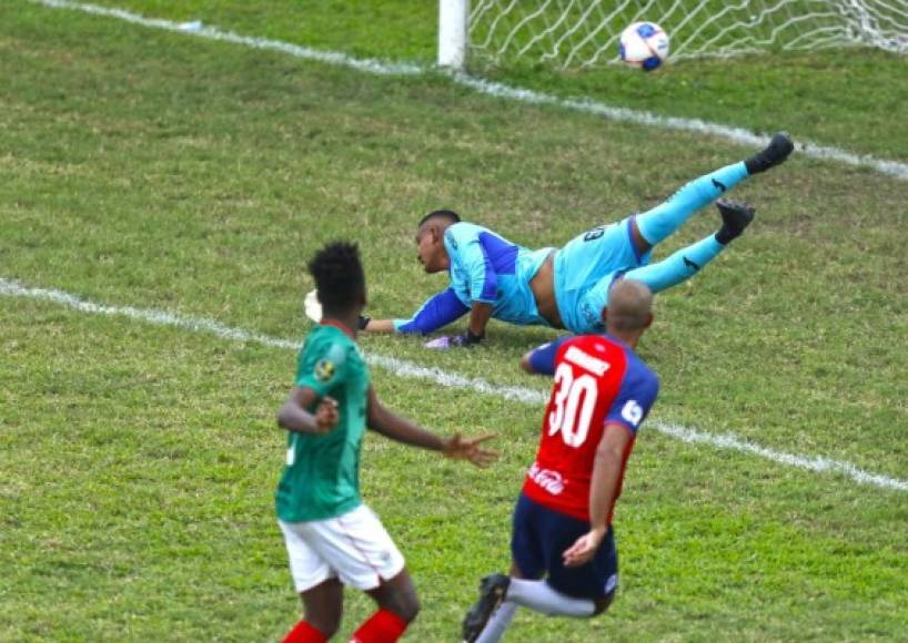 Eddie Hernández al momento de marcar su segundo gol del partido contra el Marathón.