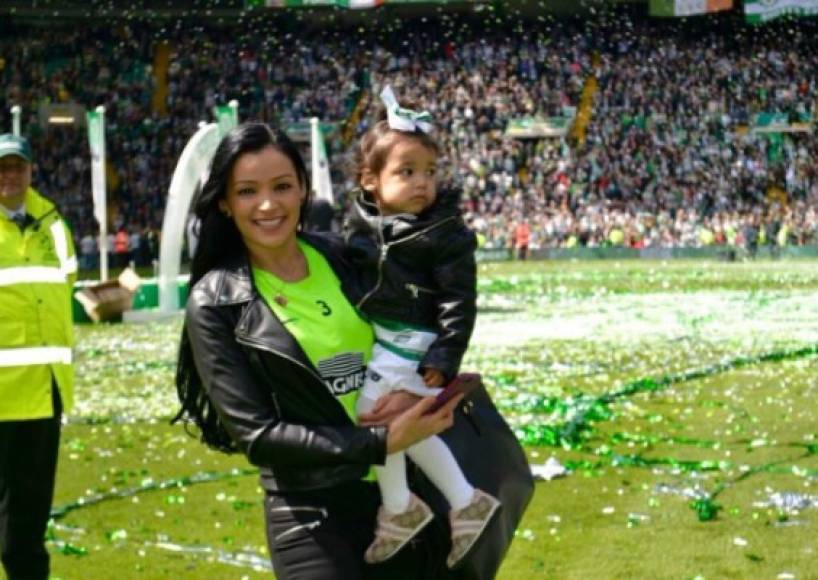 Madrer e hija apoyando a su amado, festejando uno de los campeonatos de Emilio en Escocia con el Celtic.