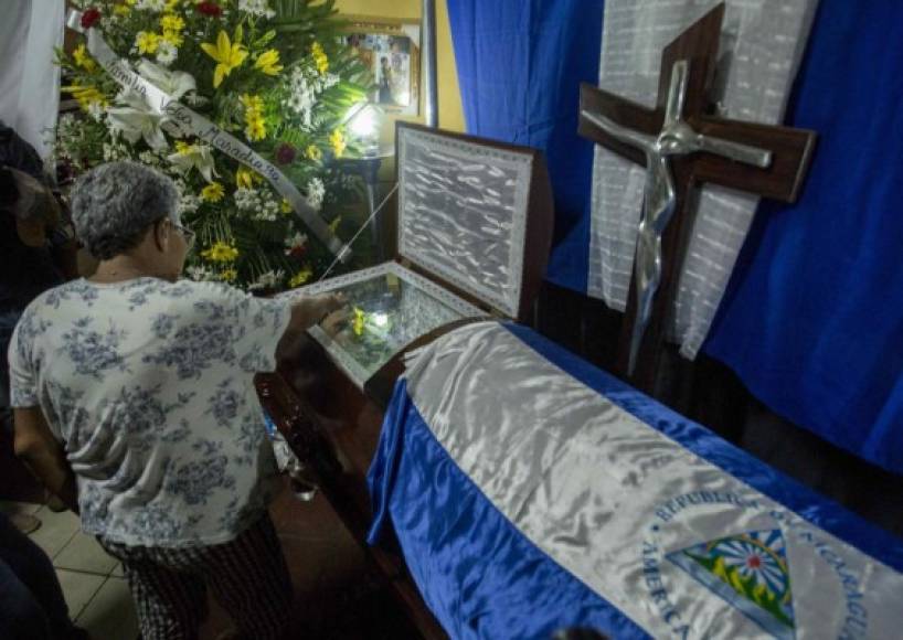 En tanto, familiares del joven Jimmy Parajón que falleció en un enfrentamiento durante una protesta contra el gobierno de Daniel Ortega en Managua, lo velaban ayer en una funeraria de la capital.