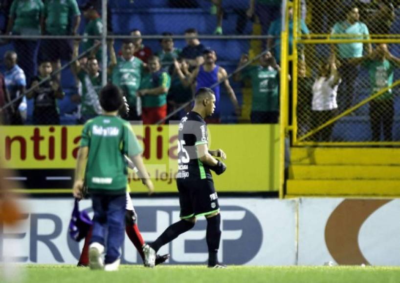 Denovan Torres fue abucheado por aficionados del Marathón y pidieron a gritos a Roberto 'Pipo' López.