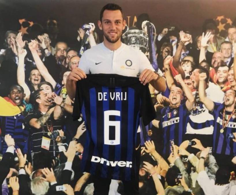 El Inter de Milan ha presentado a uno de sus fichajes estelares para la próxima temporada. Stefan de Vrij, central procedente del Lazio. 'Estoy muy feliz de unirme al Inter y empezar un nuevo capítulo en mi carrera', dijo.