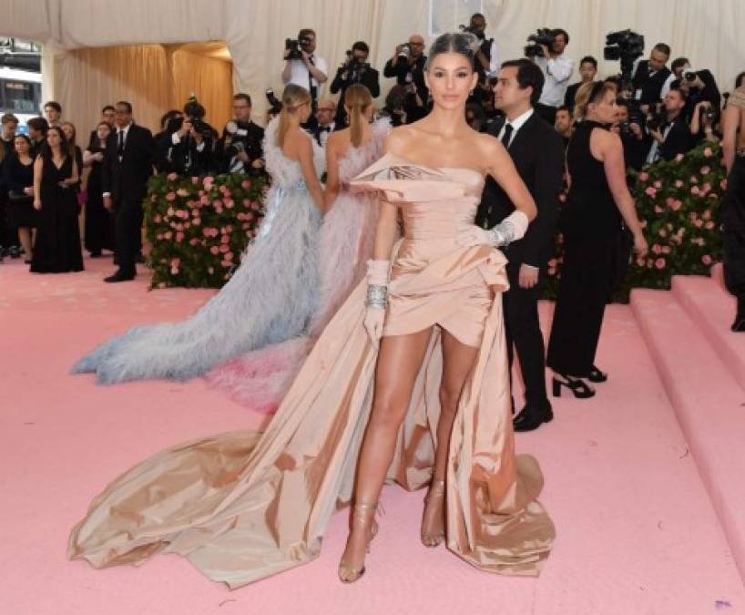 La novia de Leonardo DiCaprio, la modelo argentina Camila Morrone, derrochó sensualidad en un vestido de rosa de Elie Saab.