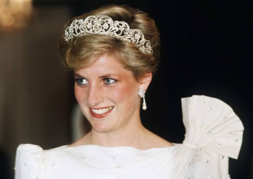 La princesa Diana apagó su luz el 31 de agosto de 1997, hecho que conmocionó al mundo.<br/><br/>Diana, princesa de Gales nacida como Diana Frances Spencer, fue la primera esposa del príncipe Carlos de Gales, heredero de la Corona británica. <br/><br/>A 20 años de su muerte, reviva la polémica y a la vez, la ejemplar vida de la princesa del pueblo por medio de varias películas.