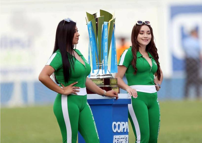 Las dos guapas edecanes que resguardaron la Copa que ganará el campeón del Torneo Clausura 2023.