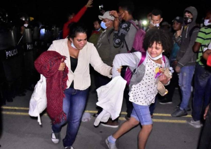 Bajo el sol y la noche, con sus pequeños en brazos y la pañalera al hombro, mujeres y hombres cruzaron la frontera con Guatemala.