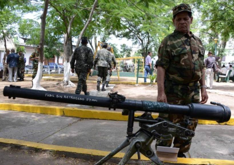 Un veterano de guerra observa un rifle sin retroceso de 57 mm durante las celebraciones por el 47 aniversario de la guerra entre Honduras y El Salvador. AFP