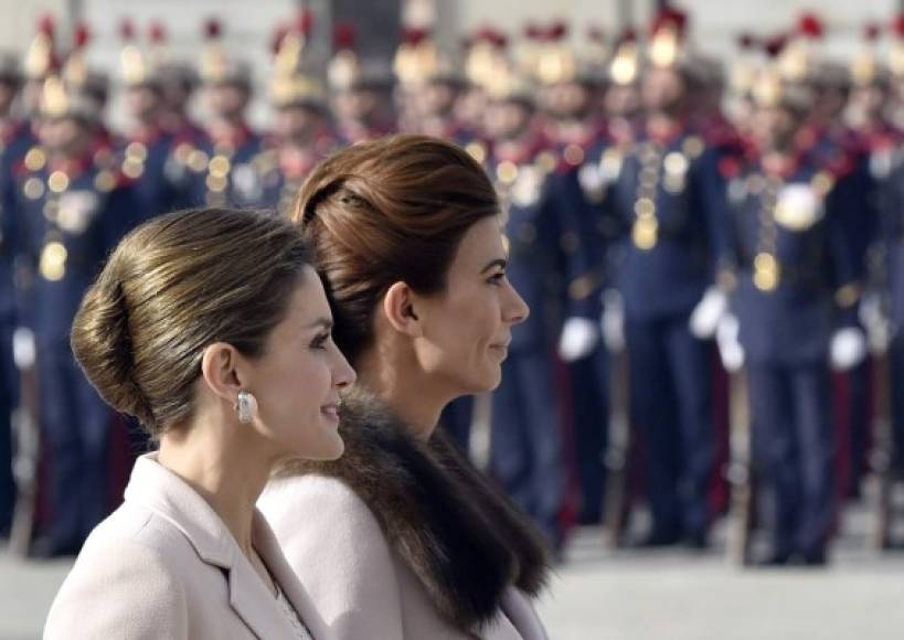 Ambas mujeres utilizaron un maquillaje muy discreto, y pocas joyas para la ceremonia de bienvenida en Madrid.