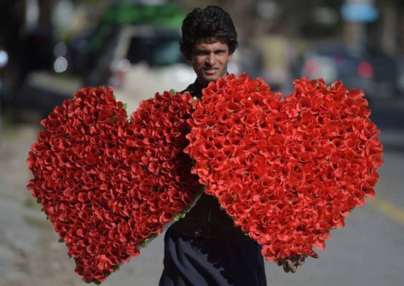 Un vendedor paquistaní vende arreglos florales pese a la prohibición de una Corte para celebrar el día de San Valentín en ese país.