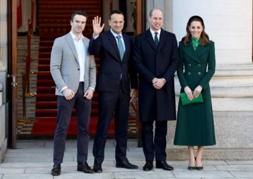 Los duques de Cambrige se reunieron con varios diplomáticos, entre estos el primer ministro Leo Varadkar (2I), y su pareja Matthew Barrett (I).