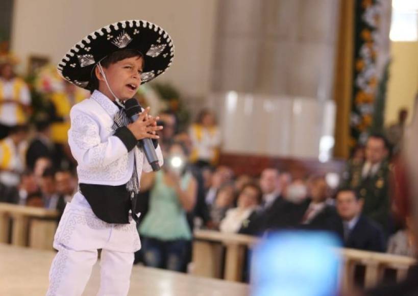 Marlon Yasir Pastor de 10 años posee un gran talento para cantar las rancheras. Ayer llegó a la Basílica de Suyapa y le cantó 'Madrecita Linda'.