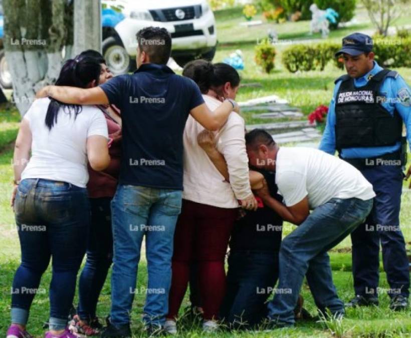 Sin embargo, la DPI no descarta que los sicarios aprovecharon la reunión familiar a causa del sepelio para atacar a parientes del Gato Negro.<br/>Marlon Miranda, vocero de la Policía, informó que ya las autoridades comenzaron a realizar las investigaciones pertinentes para tratar de dar con el paradero de los hechores. “Esperamos que en los próximos días tengamos resultados positivos”, dijo.