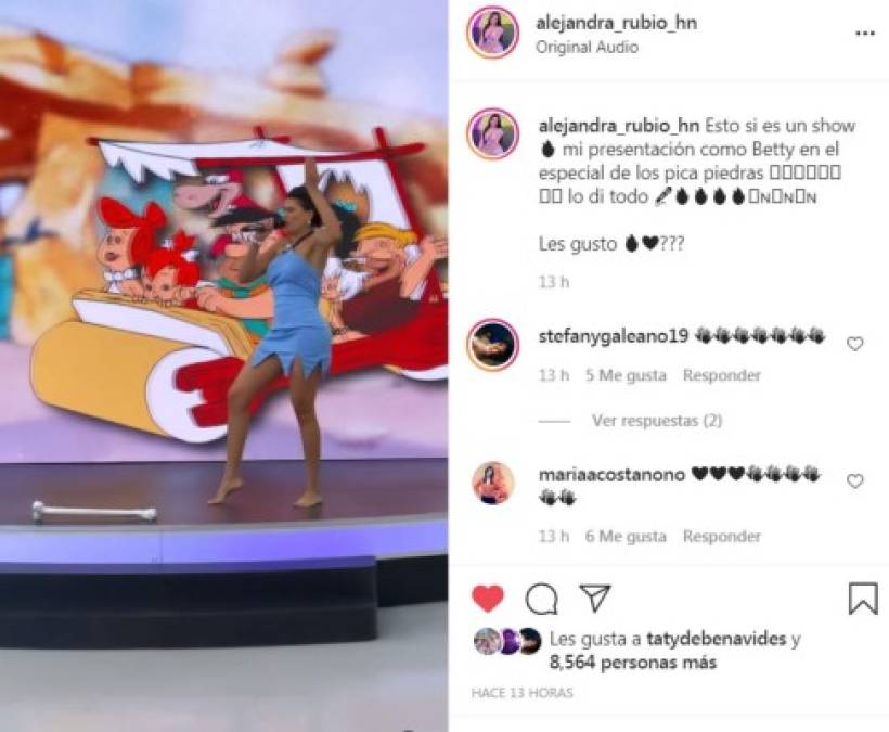 La guapa conductora también mostró sus dotes para el baile.