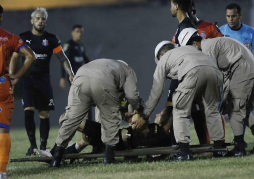 El jugador Jairo Puerto salió lesionado en el Honduras Progreso-UPN.
