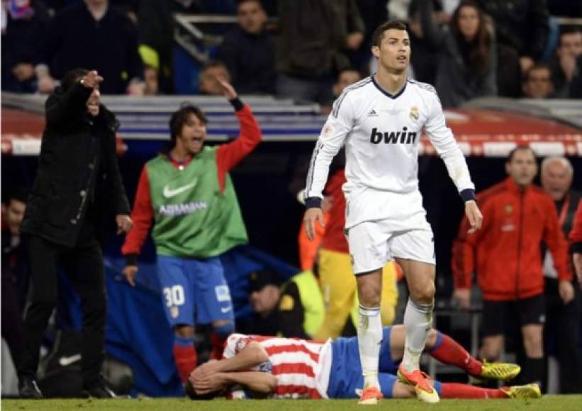 La final de la Copa del Rey del año 2013 fue una de las más polémicas que se recuerdan. Tanto el Atlético como el Madrid, protagonizaron algunos altercados y la agresividad pasó factura a Cristiano Ronaldo, que vio la roja tras una patada a la altura de la cara sobre Gabi.