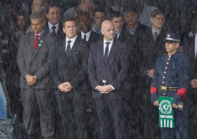 El mismísimo presidente de la Fifa, Gianni Infantino, acompañó la ceremonia que honra a las víctmimas de la tragedia.