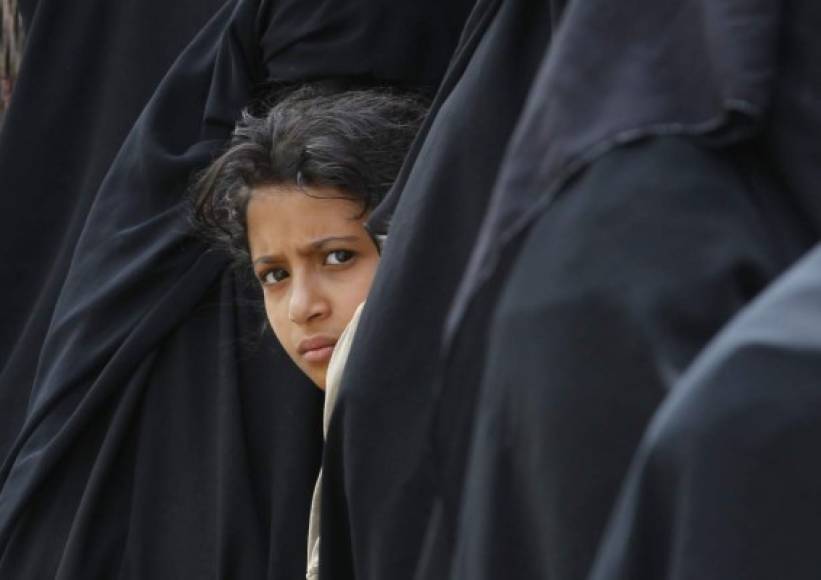 YEMEN. Tiempo de hambruna en Saná. Una niña hace cola para recibir pan donado por una oenegé en Saná; 20,7 millones de personas afectadas.