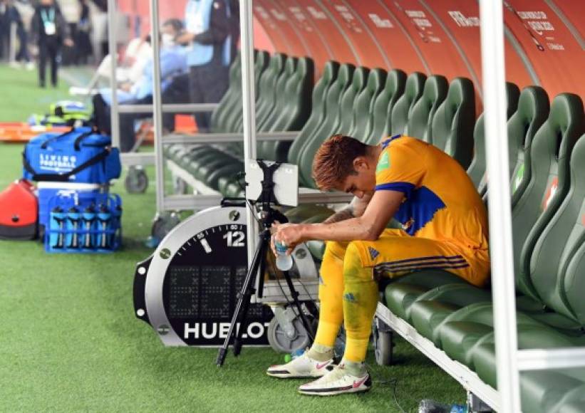 El defensa mexicano Carlos Salcedo, hundido en el banquillo de Tigres tras el pitazo final.