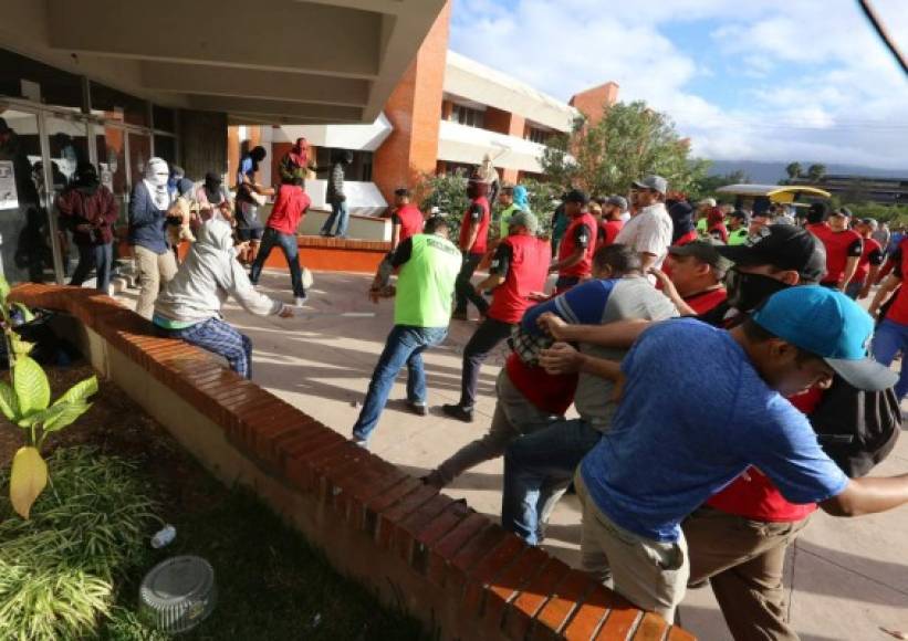 La UNAH resolvió el pasado día 14 cancelar el segundo período académico en el campus de Choluteca, en el sur del país, por la toma de edificios que desde hace cuatro semanas mantienen estudiantes.<br/>