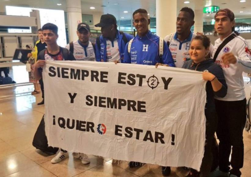 Alberth Elis, Beckeles y Maynor Figueroa, todos con pasado olimpista, posaron con los aficionados del Olimpia que fueron a recibir a la Bicolor en el Aeropuerto de Barcelona.