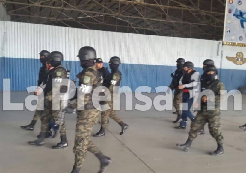 Luis Aloson y Miguel Arnulfo Valle al momento que estaban en la base aérea Hernán Acosta Mejía en Tegucigalpa.