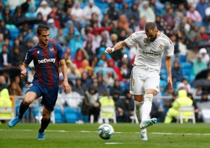 Así con la izquierda marcó Karim Benzema su segundo gol del partido ante el Levante.