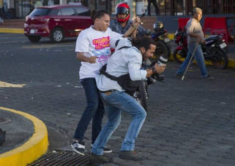 Representantes de los medios de comunicación que cubrieron las protestas también fueron agredidos en las manifestaciones.