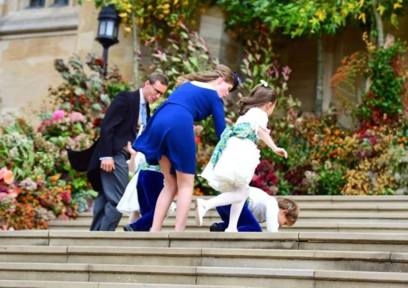 El pequeño Louis de Givenchy se cayó de los escalones, cuando las damas de honor y los muchachos llegaban con Lady Louise Windsor para ingresar a la Capilla San Jorge.