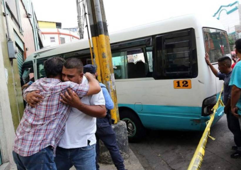 Imparables asesinatos en el transporte: solo el pasado miércoles en menos de 10 horas en Tegucigalpa asesinaron a tres personas (dos conductores y un cobrador de buses).<br/><br/>El primer crimen ocurrió minutos después de las 6:00 am. Luego de una corta, pero intensa oración y de despedirse de sus hijos, Carlos Alberto Cruz Fortín (de 38 años), cuando se aprestaba a iniciar su jornada de labores, fue acribillado a balazos por un sicario.<br/><br/>A las 4:00 pm luego de realizar el recorrido desde el centro de la ciudad hasta la colonia Campo Cielo y zonas aledañas, el cobrador de un bus de la ruta Campo Cielo-Centro, con registro 132, fue acribillado dentro de la unidad de transporte.<br/><br/>Solo 15 minutos después del segundo deceso, en el bulevar del Norte, a la altura del Zonal Belén, pandilleros que viajaban a bordo de motocicletas comenzaron a disparar contra el bus con registro 12, de la ruta El Carrizal-Centro, conducido por Kilieth Alejandro Montoya Gutiérrez (de 20).<br/>