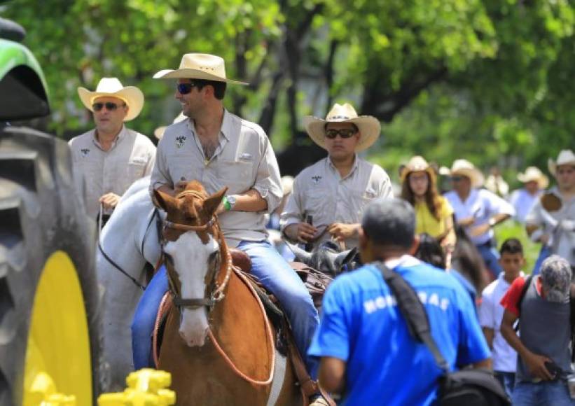 Los jinetes de la Agas participan anualmente del desfile durante la Feria Juniana.