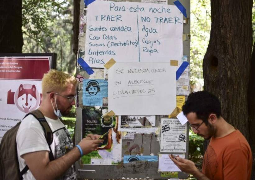 En momentos de dolor para el país entero, los mexicanos se han unido para recoger alimentos, agua, cobijas y otros artículos para los damnificados.